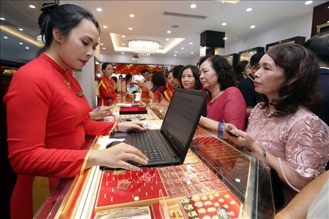 People buy gold at a shop in Hanoi (Photo: VNA)