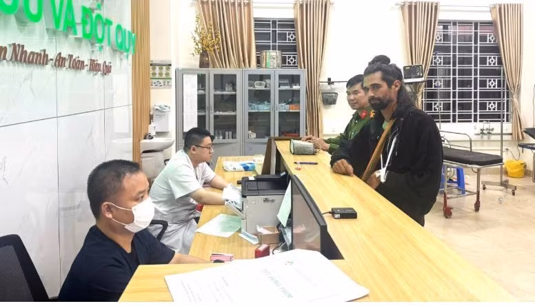 Albert is taken by police from Y Ty commune to Lao Cai General Hospital No. 2 for treatment on the night of April 18, 2026. (Photo: baolaocai.vn)