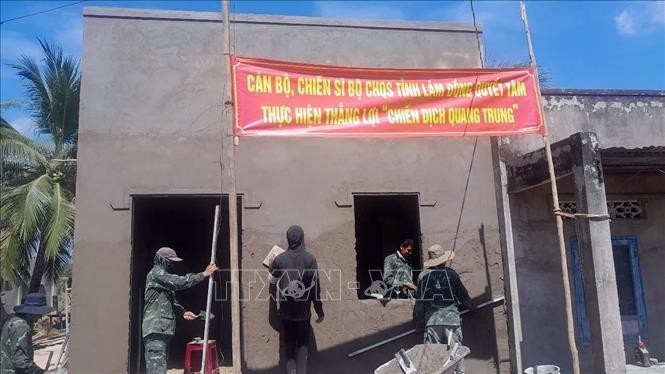 Military soldiers promptly build houses for flood-hit families in Dak Lak (Photo: VNA)