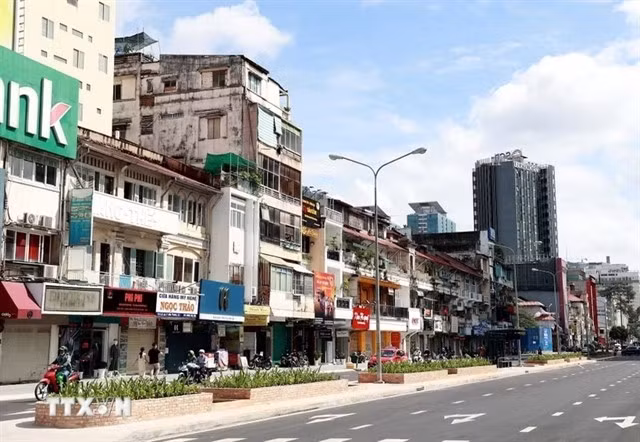 The sidewalk on Le Loi Street in Ho Chi Minh City, linking Nguyen Hue Walking Street with Ben Thanh Market (Photo: VNA)