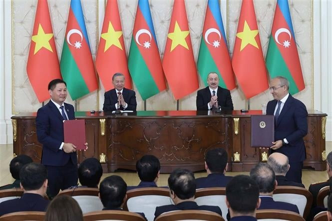 Azerbaijani President Ilham Aliyev (second, right) and General Secretary of the Communist Party of Vietnam Central Committee To Lam (second, left) witness the exchange of cooperation documents during the Vietnamese leader's visit to Azerbaijan in May 2025. (Photo: VNA)