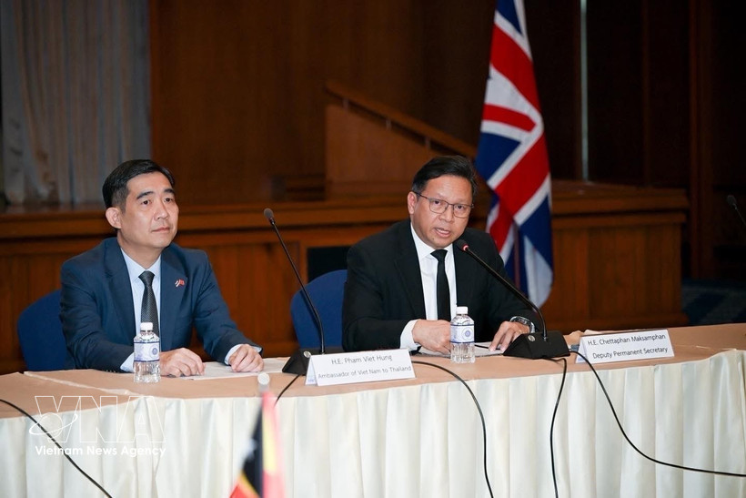 Vietnamese Ambassador to Thailand Pham Viet Hung (left) at the ASEAN-UK Dialogue on Sustainability on February 23 in Bangkok, Thailand. (Photo: VNA)