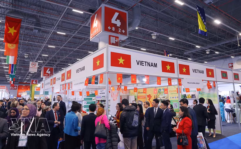 Booths of Vietnamese cooperatives and enterprises at the Halal Expo 2025 exhibition in Türkiye. (Photo: VNA)