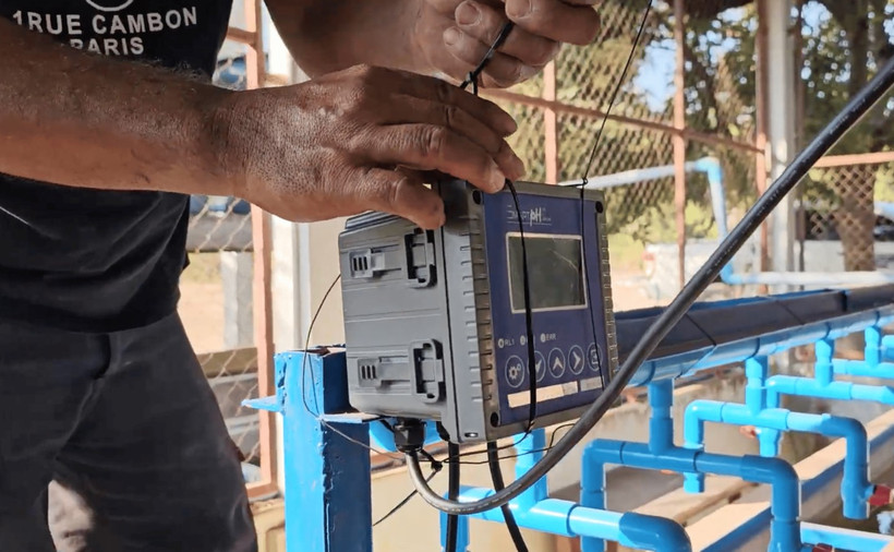 Installation of sensor tracker to monitor water pH, an early step toward smarter aquaculture operations. (Photo: The Courtesy of Aquaculture of Lao)