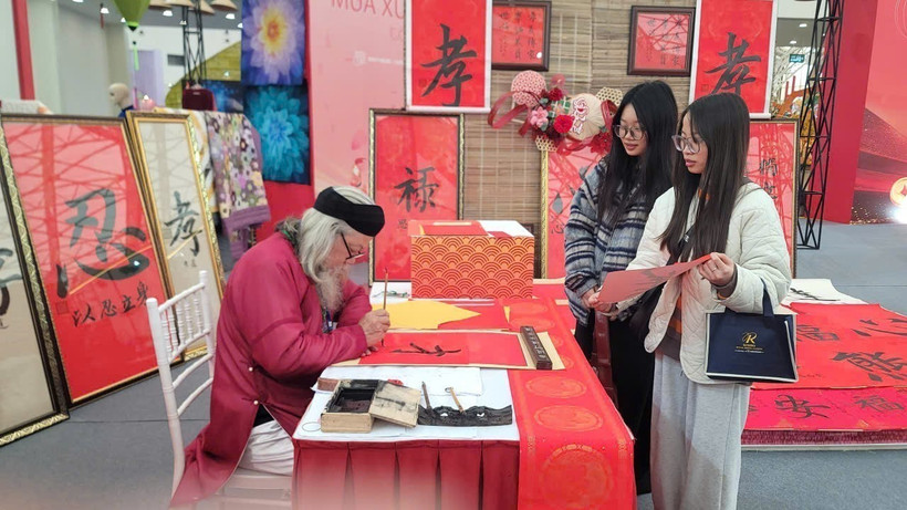 Young people seek calligraphy for good fortune during a fair in Hanoi. (Photo: VNA)