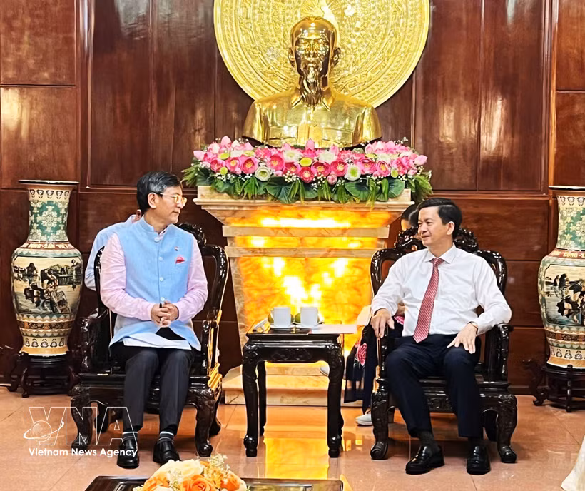 Secretary of the Can Tho municipal Party Committee Le Quang Tung (R) and Indian Ambassador to Vietnam Tshering Wangchuk Sherpa (Photo: VNA)