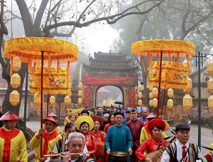 The ritual to release of carp to bid farewell to the Kitchen Gods at the Thang Long Imperial Citadel. (Photo: baovanhoa.vn)