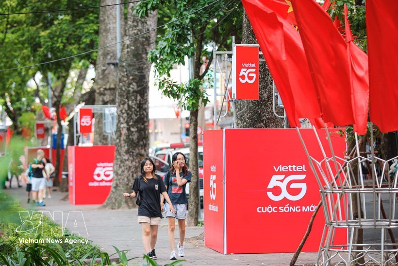 5G base stations are installed around Hoan Kiem Lake in Hanoi on the occasion of National Day (September 2) in 2025. (Photo: VNA)