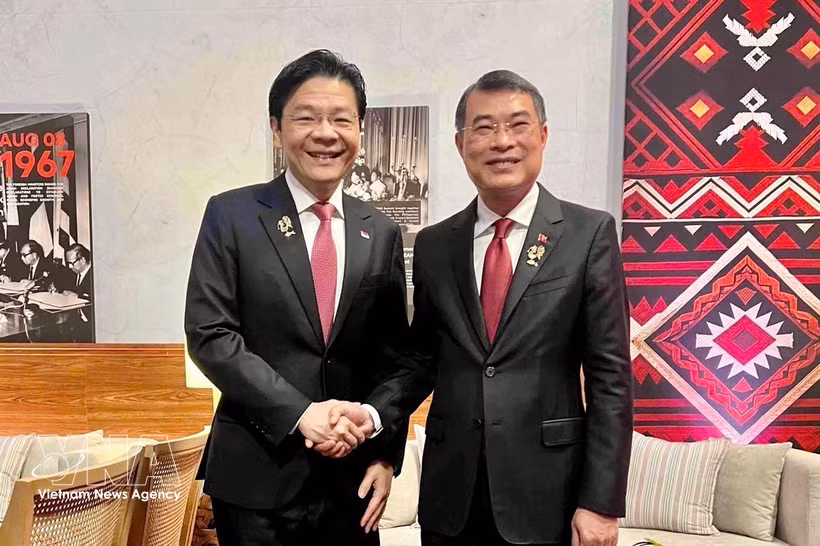 Vietnamese Prime Minister Le Minh Hung (right) and Singaporean Prime Minister Lawrence Wong at their meeting in Cebu, the Philippines, on May 8 (Photo: VNA)