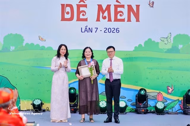 People’s Artist Ngoc Lan (centre), widow of painter and animation director Ngo Manh Lan, receives the posthumous Lifetime Achievement – Cricket Knight Award on behalf of the late artist. (Photo: VNA)