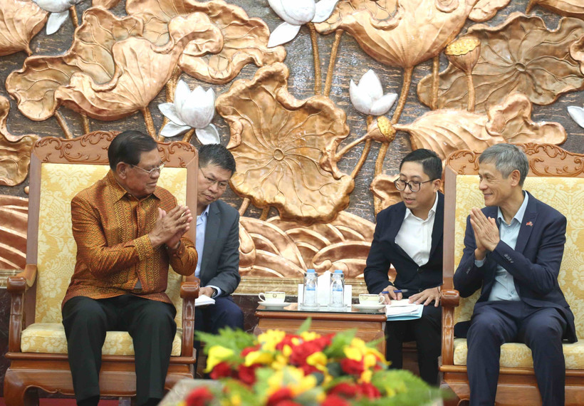 Vietnamese Ambassador to Cambodia Nguyen Minh Vu (right) receives Vice President of Cambodian People's Party Samdech Krolahom Sar Kheng on the occasion of Cambodia's Choul Chnam Thmey 2026 (Photo: VNA)