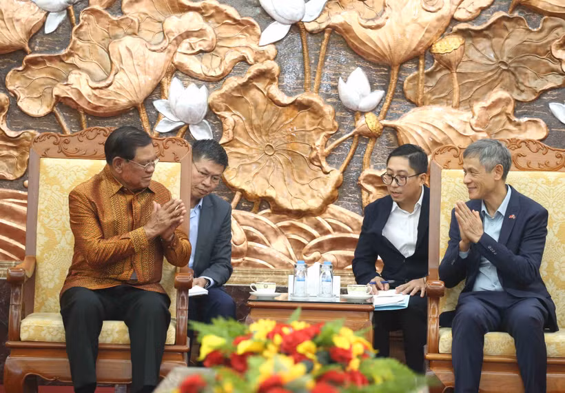 Vietnamese Ambassador to Cambodia Nguyen Minh Vu (right) receives Vice President of Cambodian People's Party Samdech Krolahom Sar Kheng on the occasion of Cambodia's Choul Chnam Thmey 2026 (Photo: VNA)