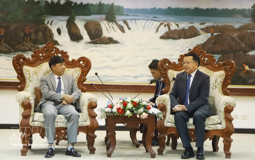 Vansy Kuamua (right), member of the Lao People's Revolutionary Party (LPRP) Central Committee and Deputy Head of its Commission for Propaganda and Training, receives Deputy Editor-in-Chief of the Communist Review of Vietnam Nguyen Ngoc Ha on July 28. (Photo: VNA)