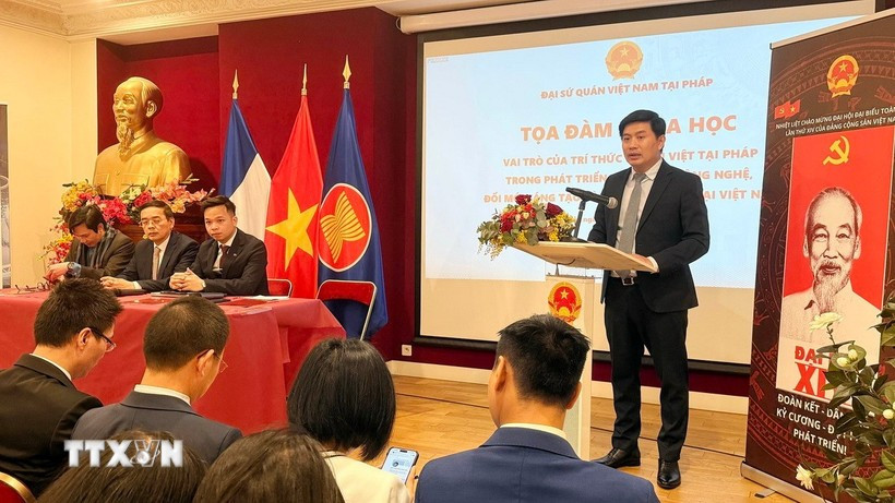 Tran Manh Hung, Counsellor for Science and Technology of Vietnam in France, acknowledges the thoughtful and constructive views shared by Vietnamese intellectuals in France at the seminar. (Photo: VNA)