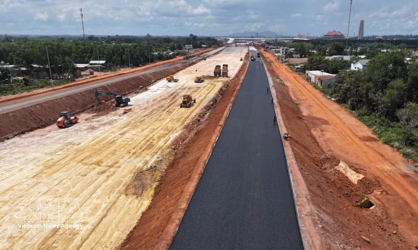 The new infrastructure system will not only meet immediate needs but also create new growth poles, helping reshape the economic landscape. (Photo: VNA)