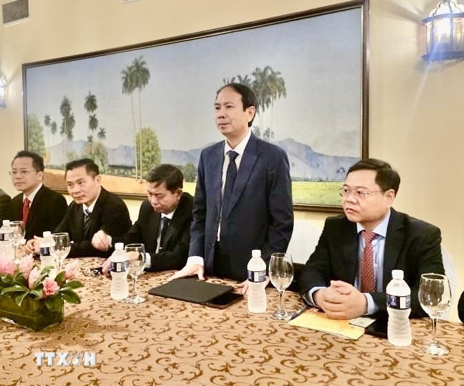 Nguyen Thanh Tung, head of the VEPH delegation, speaks at the meeting with Cuban Vice Minister of Higher Education Reynaldo Veláquez Zaldivar. (Photo published by VNA)