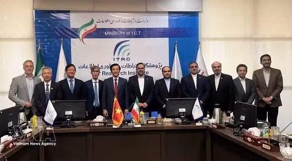 Vietnamese Ambassador to Iran Nguyen Luong Ngoc (fifth from left) meets with representatives from Iran’s ICT Research Institute. (Photo: VNA)