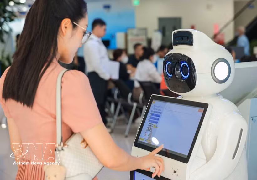A reception robot assists with administrative guidance, information lookup and directing visitors to service counters. (Photo: VNA)