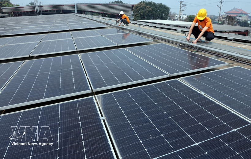 Workers installs solar power panels. In Vietnam, green growth and sustainable development have been identified as overarching strategies in socio-economic development. (Photo: VNA)