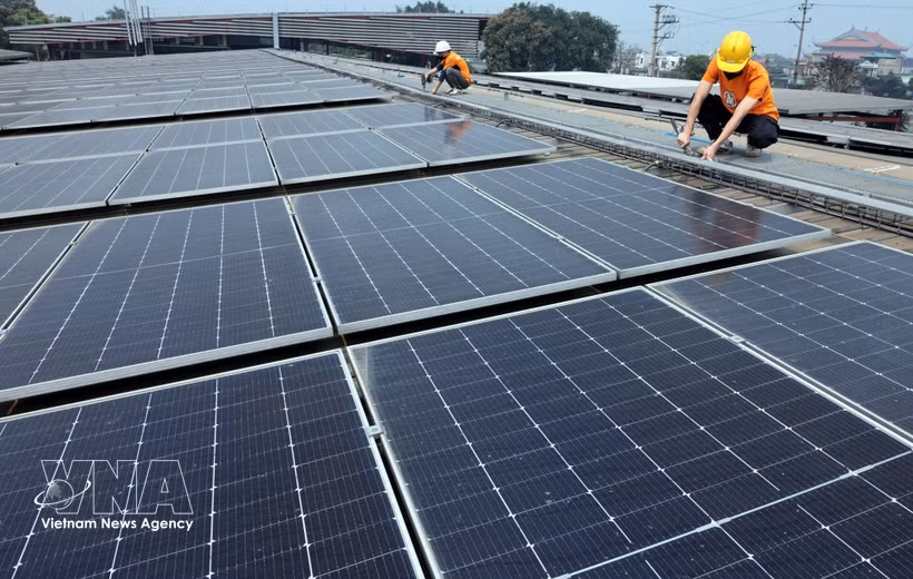 Workers installs solar power panels. In Vietnam, green growth and sustainable development have been identified as overarching strategies in socio-economic development. (Photo: VNA)
