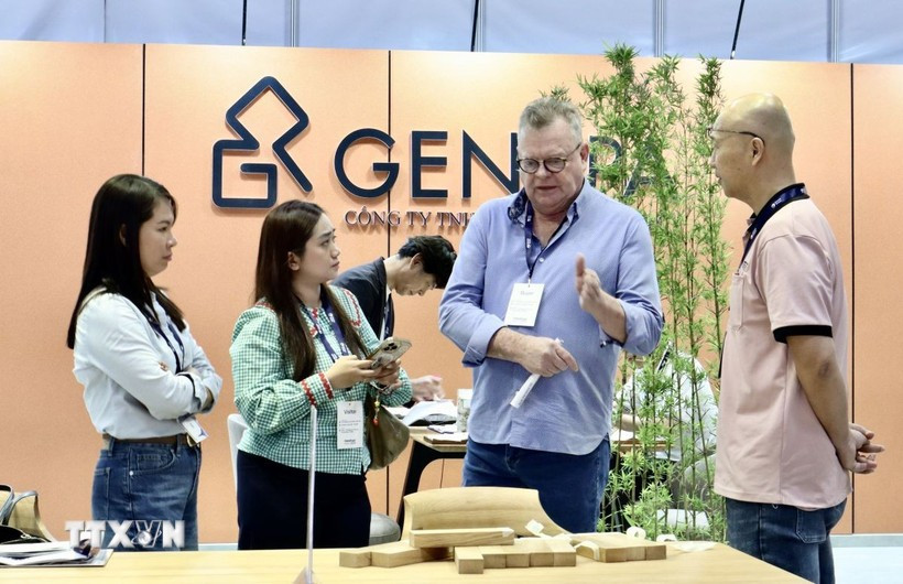 Visitors explore Vietnamese furniture products at HawaExpo 2026. (Photo: VNA)