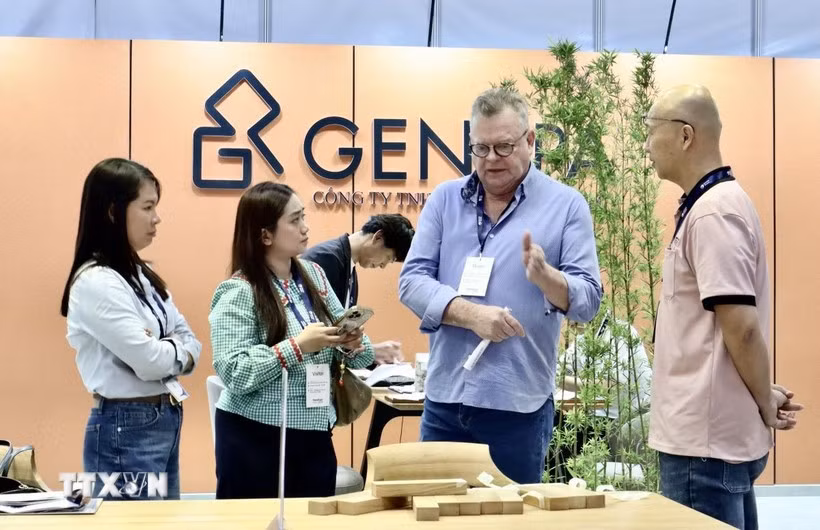 Visitors explore Vietnamese furniture products at HawaExpo 2026. (Photo: VNA)