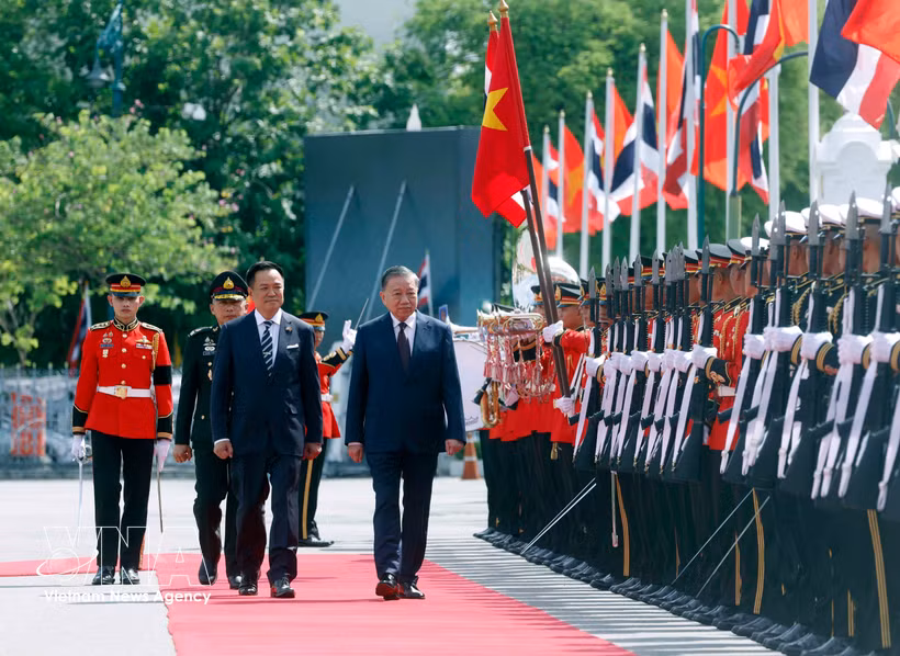 General Secretary of the Communist Party of Vietnam Central Committee and President of Vietnam To Lam (R) and Thai Prime Minister Anutin Charnvirakul review the Guard of Honour of the Royal Thai Armed Forces. (Photo: VNA)