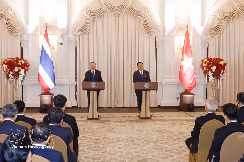 General Secretary of the Communist Party of Vietnam Central Committee and President of Vietnam To Lam (left) and Thai Prime Minister Anutin Charnvirakul meet with the press in Bangkok on May 28 to announce the outcomes of their talks. (Photo: VNA)