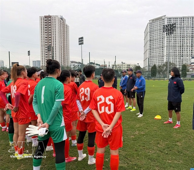 Coaches and players of the national women's U20 team discus before their training. The team will compete in the AFC U20 Women’s Asian Cup 2026 next month in Thailand. (Photo: VNA)