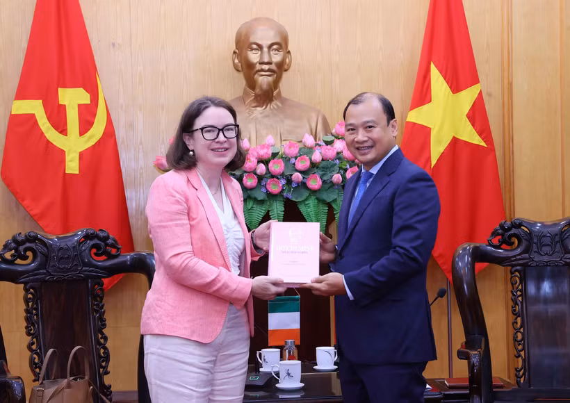 Assoc. Prof. Dr. Le Hai Binh, Standing Vice President of the Ho Chi Minh National Academy of Politics (right), and Irish Ambassador to Vietnam Deirdre Ni Fhallúin. (Photo: VNA)