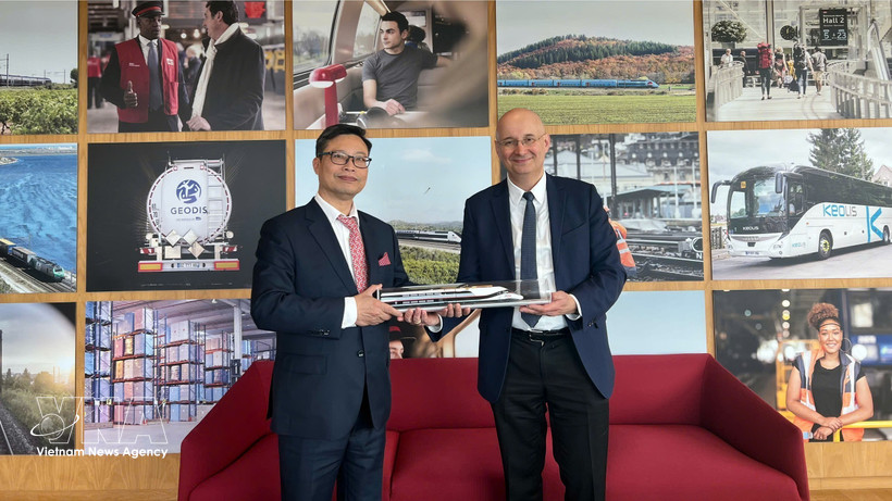 Vietnamese Ambassador to France Trinh Duc Hai (L) meets with Diego Diaz, President of SNCF International under the French National Railway Company (Photo: VNA)