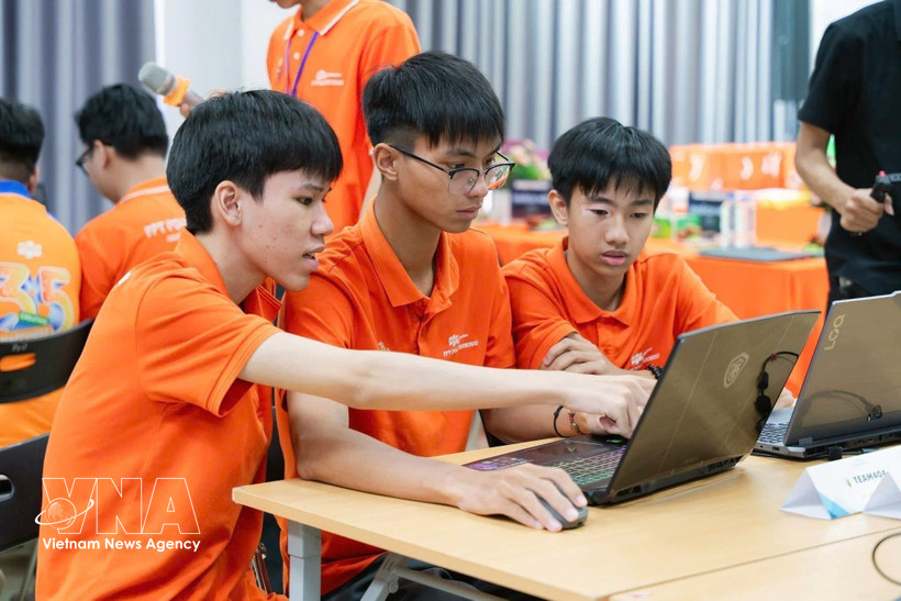 Students at FPT Ha Nam Inter-level High School practice their lessons directly by applying digital technology software (Photo: VNA)