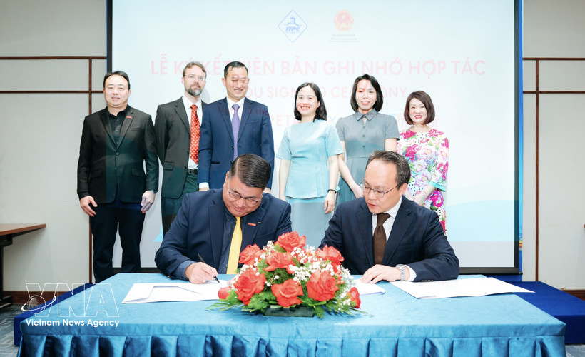Representatives of Central Retail Vietnam and Lotte Plaza Market sign a distribution cooperation agreement at the networking event in Ho Chi Minh City on March 13. (Photo: VNA)