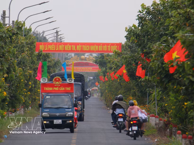 Mobile loudspeaker vehicles and banners used to promote the upcoming election in Vinh Vien commune, Can Tho city. (Photo: VNA)