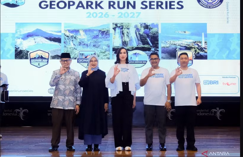 Indonesian Minister of Tourism Widiyanti Putri Wardhana (centre) at a press conference in Jakarta on May 22. (Photo: Antara)
