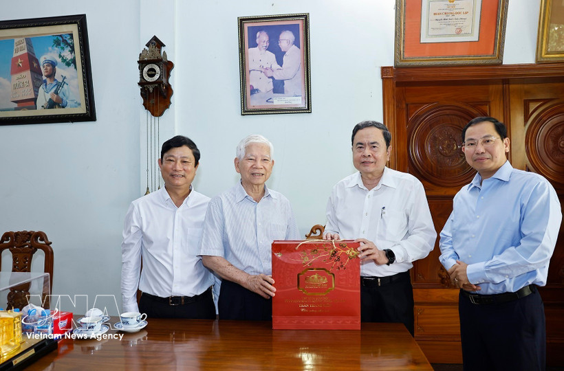 From right: National Assembly Chairman Tran Thanh Man (2nd) visits and extends New Year greetings to former State President Nguyen Minh Triet (3rd) on February 12. (Photo: VNA)