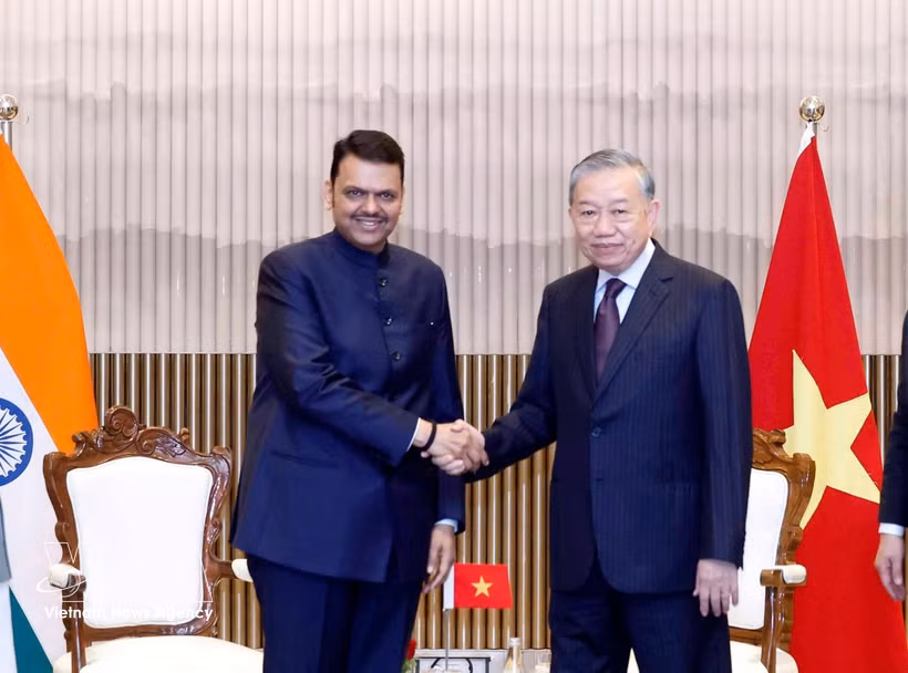 General Secretary of the Communist Party of Vietnam Central Committee and State President To Lam (right) receives Devendra Fadnavis, Chief Minister of Maharashtra state of India, in Mumbai on May 7. (Photo: VNA)