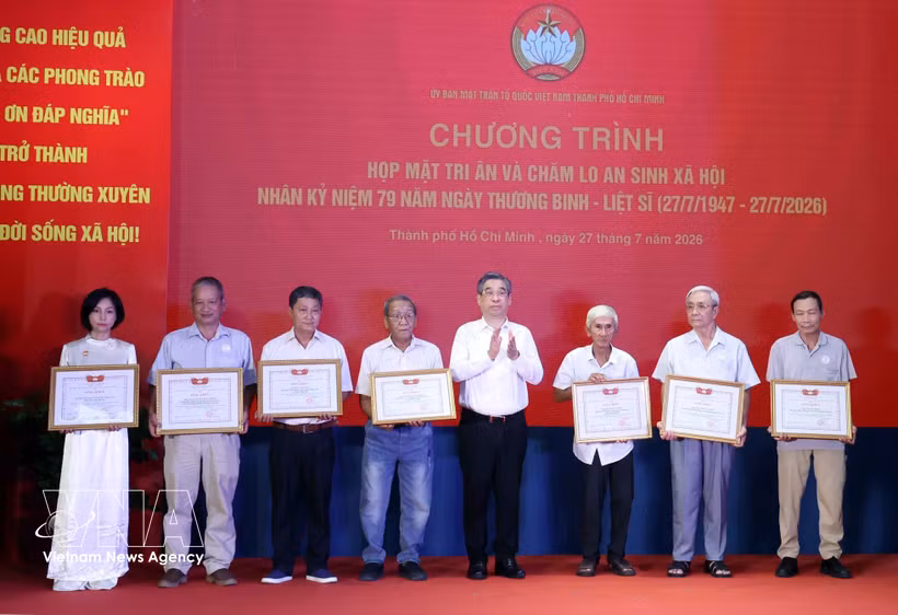 Deputy Secretary of the Ho Chi Minh City Party Committee and President of the Vietnam Fatherland Front Committee of Ho Chi Minh City Nguyen Phuoc Loc (fourth from the right) presents certificates of merit to honour groups and individuals who contribute to the 500-day campaign to search for, collect and identify martyrs' remains” at Le Thi Rieng Park. (Photo: VNA)