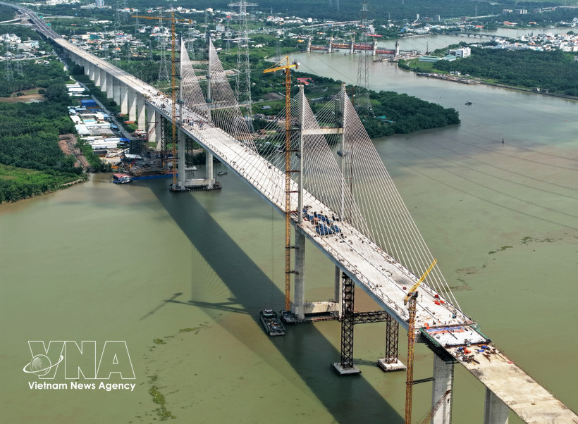 Construction of Binh Khanh Bridge on the side of Binh Khanh commune, Ho Chi Minh City (Photo: VNA)