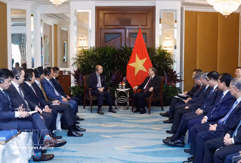 General Secretary of the Communist Party of Vietnam Central Committee and State President To Lam (right) meets Wee Ee Cheong, Deputy Chairman and CEO of United Overseas Bank (UOB) (Photo: VNA)
