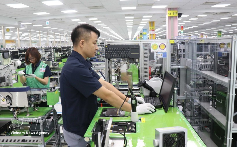 Workers at Samsung Electronics Vietnam Co., Ltd., in Yen Phong Industrial Park, Bac Ninh province during their shift. (Photo: VNA)