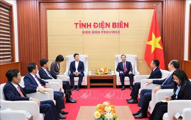 Secretary of the Dien Bien Party Committee Tran Tien Dung receives a delegation of the Embassy of Japan on March 9. (Photo: VNA)