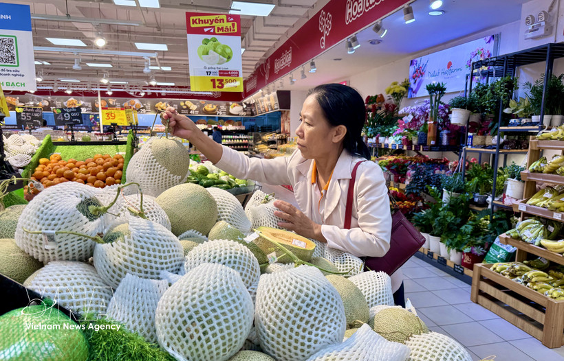 A consumer chooses fruits at a GO! supermarket in Ho Chi Minh City (Photo: VNA)