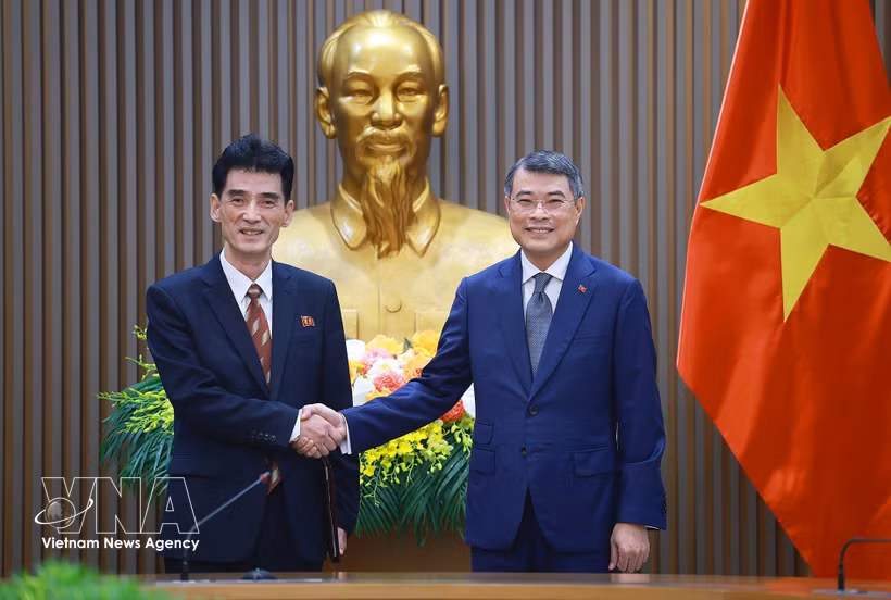 Prime Minister Le Minh Hung (right) and Ambassador of the Democratic People’s Republic of Korea (DPRK) to Vietnam Ri Sung Guk at their meeting on May 20 (Photo: VNA)