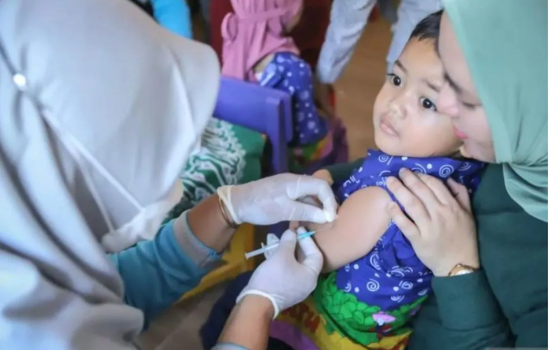 A child receives a measles vaccination in Sumenep, East Java, Indonesia (Photo: Antara)