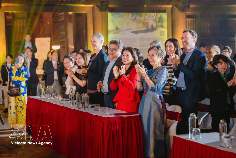 Polish Ambassador to Vietnam Joanna Skoczek (R) attends a cultural event in Vietnam (Photo: VNA)