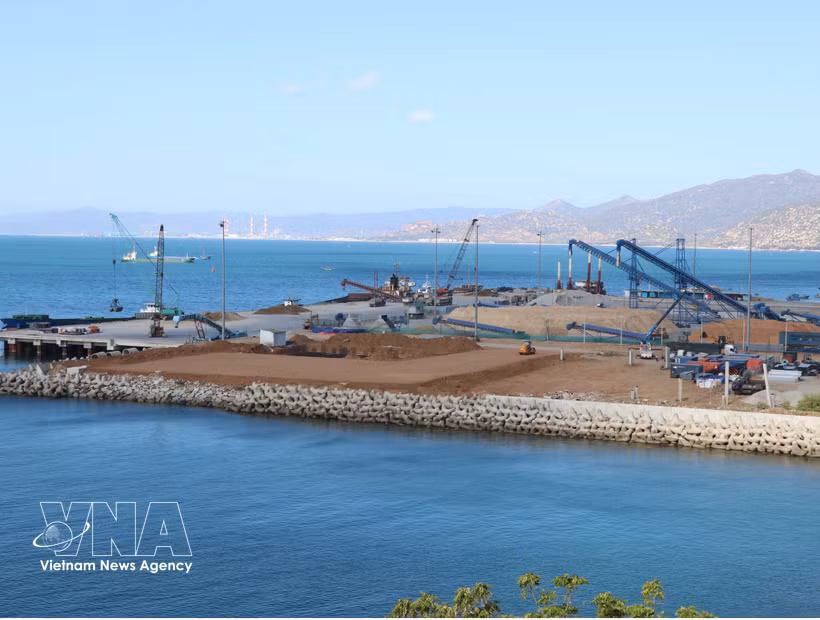 Trung Nam Ca Na International Port in Khanh Hoa province forms a goods supply chain in the region. (Photo: VNA) 