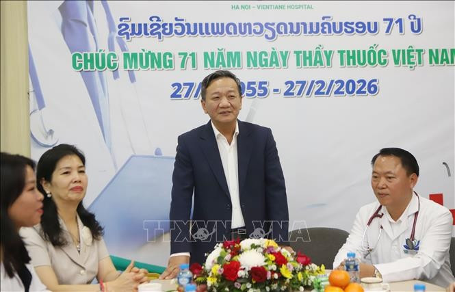 Vietnamese Ambassador to Laos Nguyen Minh Tam extends greetings to leaders and staff of the Hanoi – Vientiane General Hospital on the occasion of the 71st anniversary of the Vietnamese Doctors’ Day on February 27. (Photo: VNA)