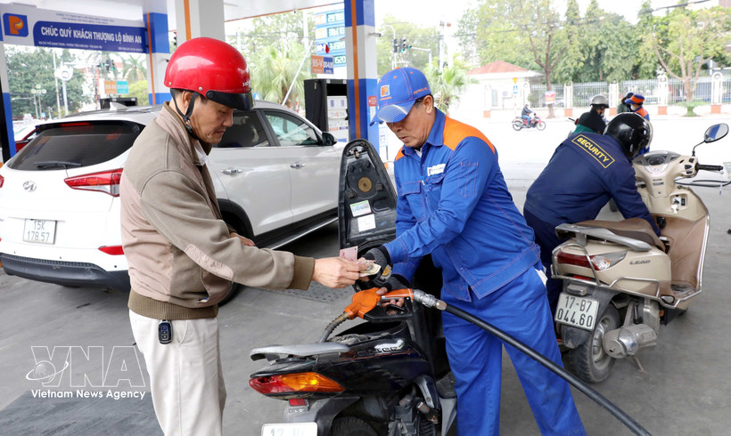 Customers buy petrol at a Petrolimex petrol station in Tran Hung Dao ward, Hung Yen province. (Photo: VNA)