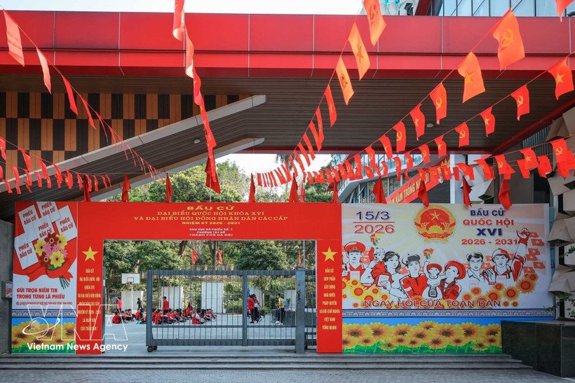 At Chu Van An Secondary School, also Polling Station No. 1, in Tay Ho ward, Hanoi. (Photo: VNA)